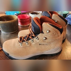 Never worn!!!!!! Columbia Men's Hiking boot
